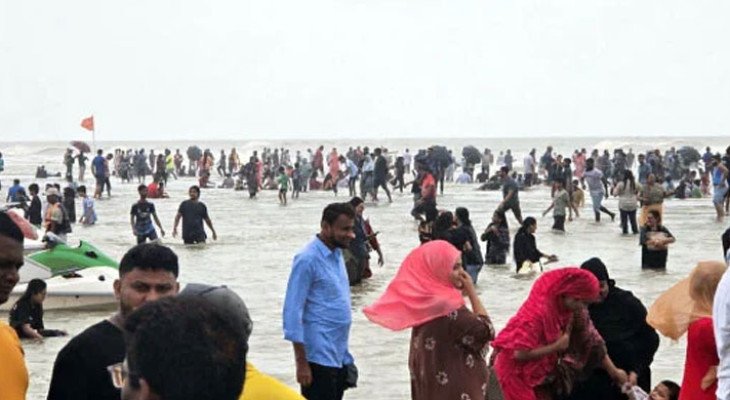 টানা ছুটিতে কক্সবাজারে পর্যটকের ঢল, অগ্নিকাণ্ডের পর রিসোর্ট-কটেজে ভাটা