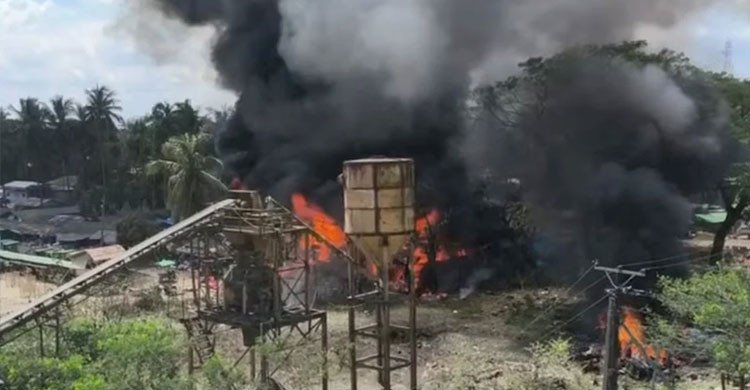 বাংলাদেশ সীমান্তঘেঁষা রাখাইনে ভয়াবহ বিমান হামলা, নিহত ৫০
