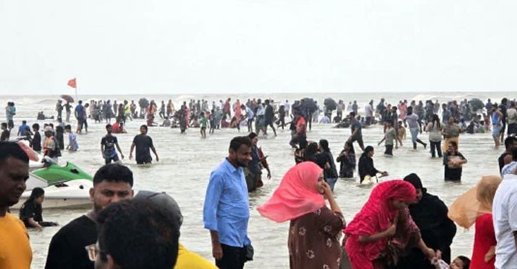 টানা ছুটিতে কক্সবাজারে পর্যটকের ঢল, অগ্নিকাণ্ডের পর রিসোর্ট-কটেজে ভাটা