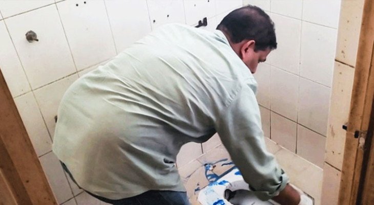 হাসপাতালের নোংরা টয়লেট নিজ হাতে পরিষ্কার করলেন এমপি খোকন
