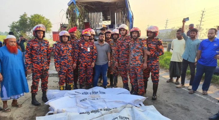 ঢাকা মাওয়া এক্সপ্রেসওয়েতে নিয়ন্ত্রণ হারিয়ে খাদে বাস, প্রাণ গেল ৩ জনের