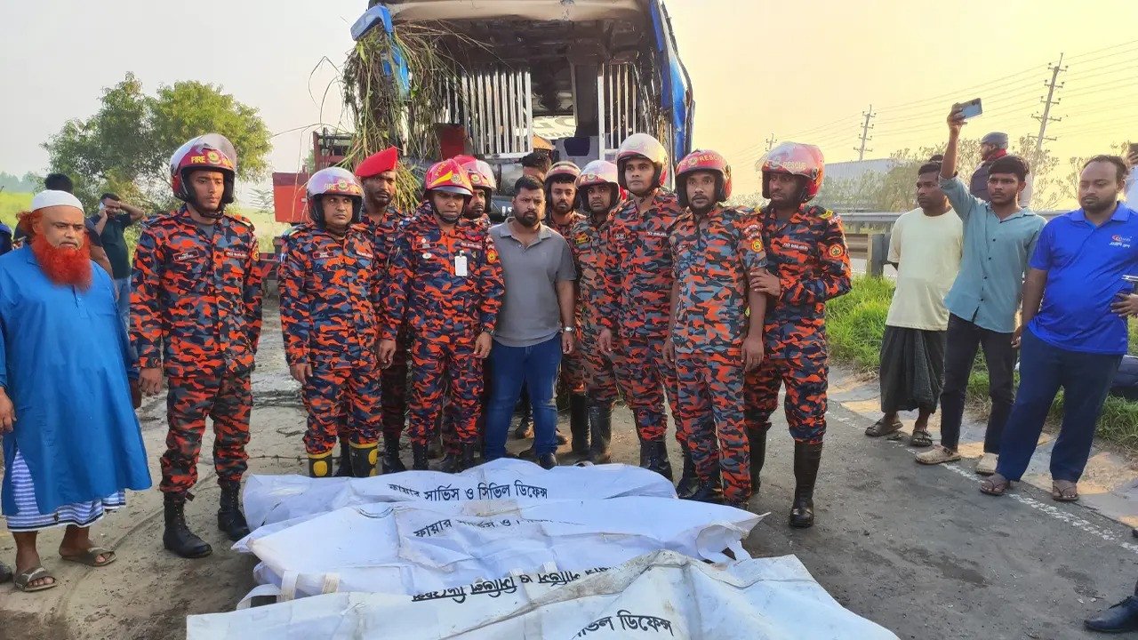 ঢাকা মাওয়া এক্সপ্রেসওয়েতে নিয়ন্ত্রণ হারিয়ে খাদে বাস, প্রাণ গেল ৩ জনের