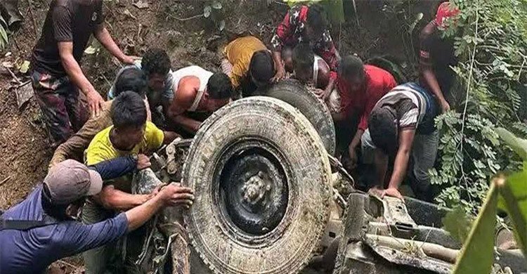 বান্দরবানে পর্যটকবাহী গাড়ি খাদে পড়ে নিহত ২
