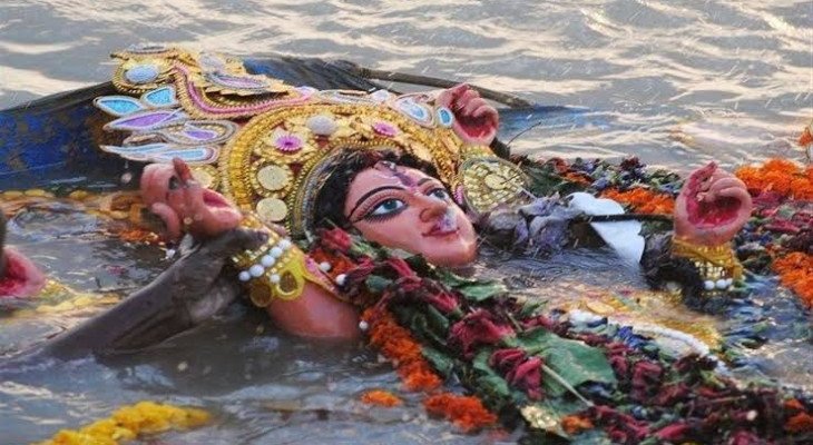 অশ্রু আর ভালোবাসায় দেবী দুর্গার বিদায়, বিসর্জনে শেষ হলো দুর্গোৎসব