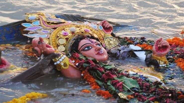 অশ্রু আর ভালোবাসায় দেবী দুর্গার বিদায়, বিসর্জনে শেষ হলো দুর্গোৎসব