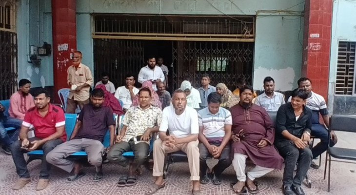 গোবিন্দগঞ্জ পৌরসভায় ৭ মাসের বকেয়া বেতনের দাবিতে কর্মবিরতি