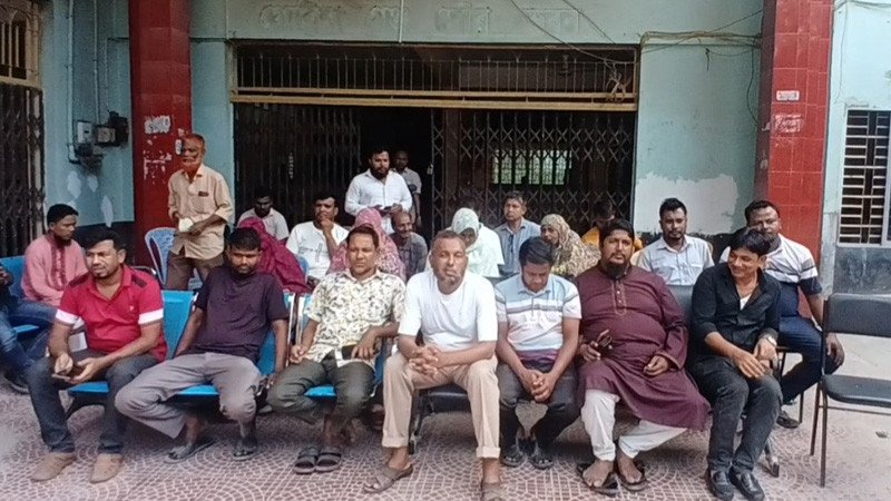 গোবিন্দগঞ্জ পৌরসভায় ৭ মাসের বকেয়া বেতনের দাবিতে কর্মবিরতি