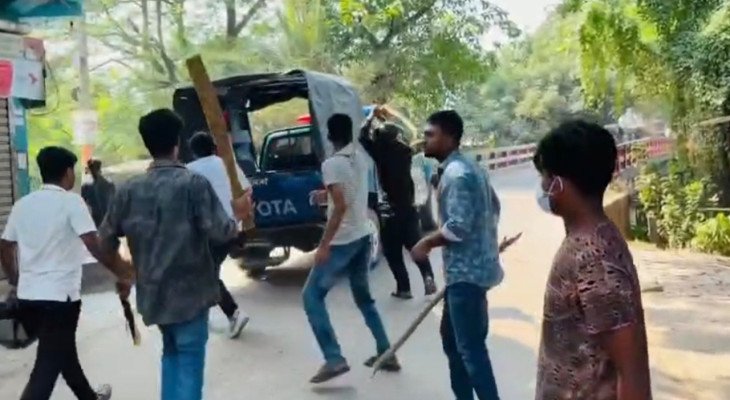 গোপালগঞ্জে ‘জয় বাংলা’ স্লোগান দিয়ে পুলিশের ওপর নিষিদ্ধ ছাত্রলীগের হামলা