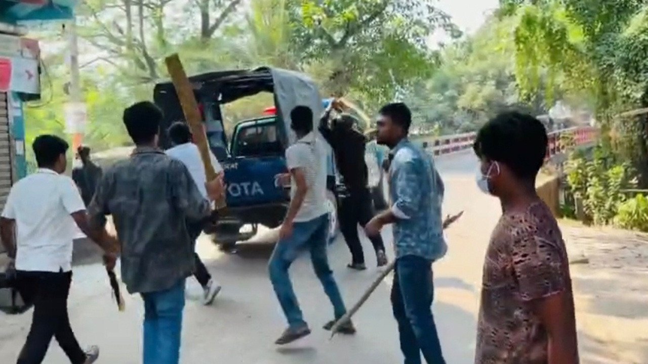 গোপালগঞ্জে ‘জয় বাংলা’ স্লোগান দিয়ে পুলিশের ওপর নিষিদ্ধ ছাত্রলীগের হামলা
