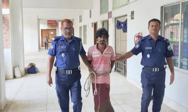 থানায় ঢুকে ৩ পুলিশকে বাটাম দিয়ে এলোপাতাড়ি আঘাত, যুবক গ্রেপ্তার