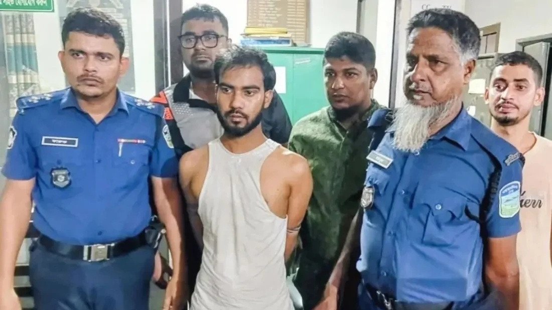 ঋণ না পেয়ে গভীর রাতে ব্যাংকে হানা, ভল্ট ভাঙতে গিয়ে ইলেকট্রিক মিস্ত্রি আটক