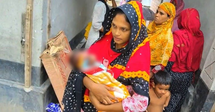 চলন্ত বাসে ছেলে সন্তানের জন্ম, আজীবন বিনা ভাড়ায় যাতায়াতের সুযোগ