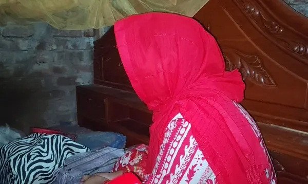 লালমনিরহাটে বিয়ের দাবিতে স্কুলশিক্ষিকার অনশন, বাড়ি থেকে পালালেন সিভিল জজ