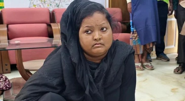 ফ্যামিলি কার্ড দেওয়ার কথা বলে নেন ৯৮ হাজার, আরও টাকা নিতে এসে ধরা