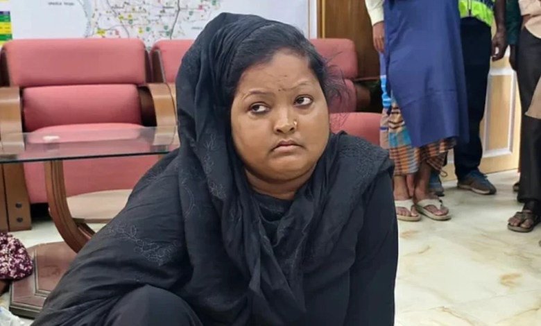 ফ্যামিলি কার্ড দেওয়ার কথা বলে নেন ৯৮ হাজার, আরও টাকা নিতে এসে ধরা