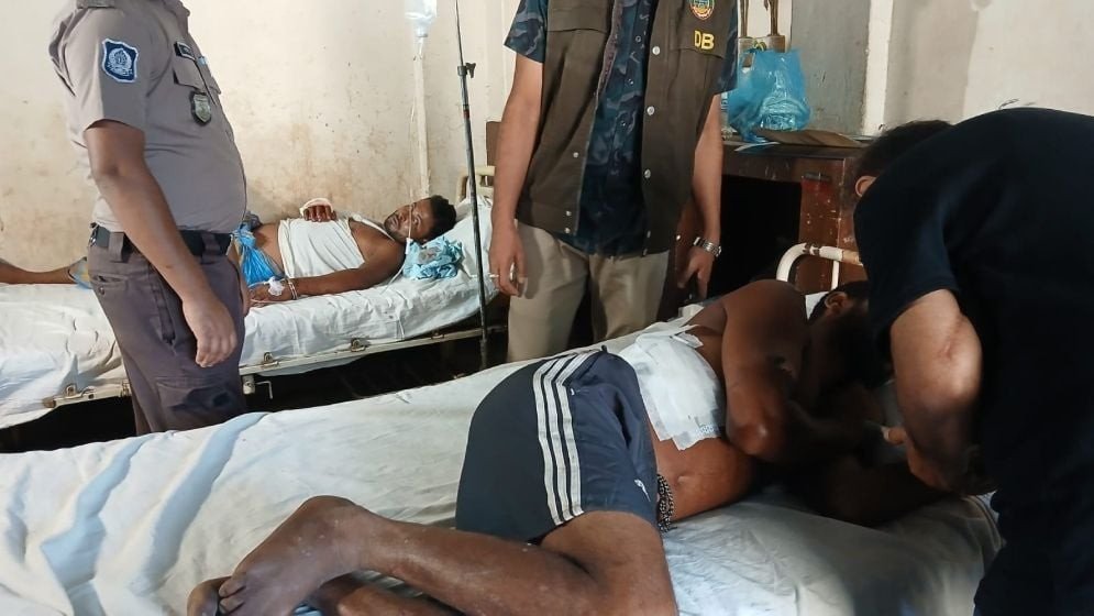 বাংলাদেশি ভেবে নিজ দেশের দুই নাগরিককে গুলি করে সীমান্তে ফেলে গেল বিএসএফ