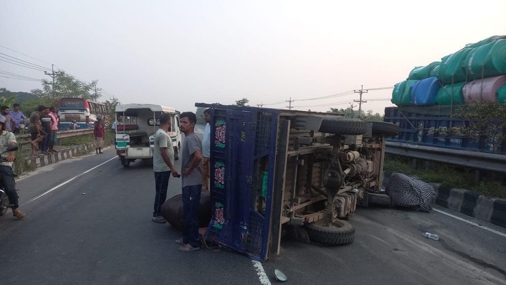 টাঙ্গাইলে বাস, পিকআপ ও মোটরসাইকেলের ত্রিমুখী সংঘর্ষে নিহত ২