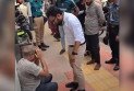 ঢাকার ফুটপাতে এক ব্যক্তিকে মারধর ও কান ধরে ওঠবস, যা জানা গেল