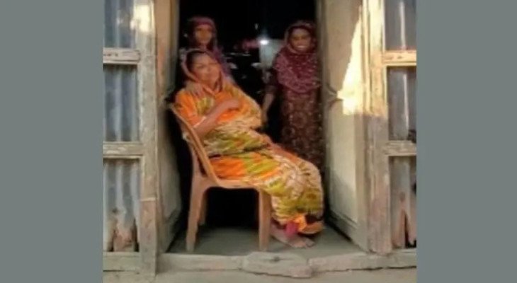 ফ্যামিলি কার্ডের ছবি তোলার কথা বলে বিধবার স্বর্ণের দুল নিয়ে উধাও