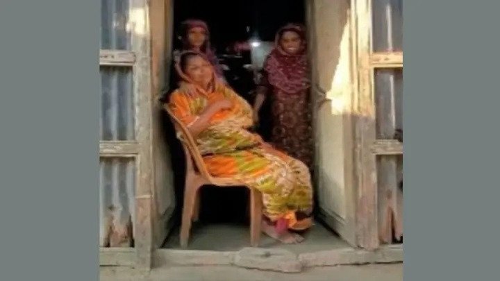 ফ্যামিলি কার্ডের ছবি তোলার কথা বলে বিধবার স্বর্ণের দুল নিয়ে উধাও