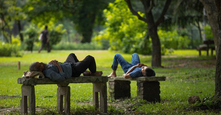 dhakaprokash-ramna park sleep.jpg
