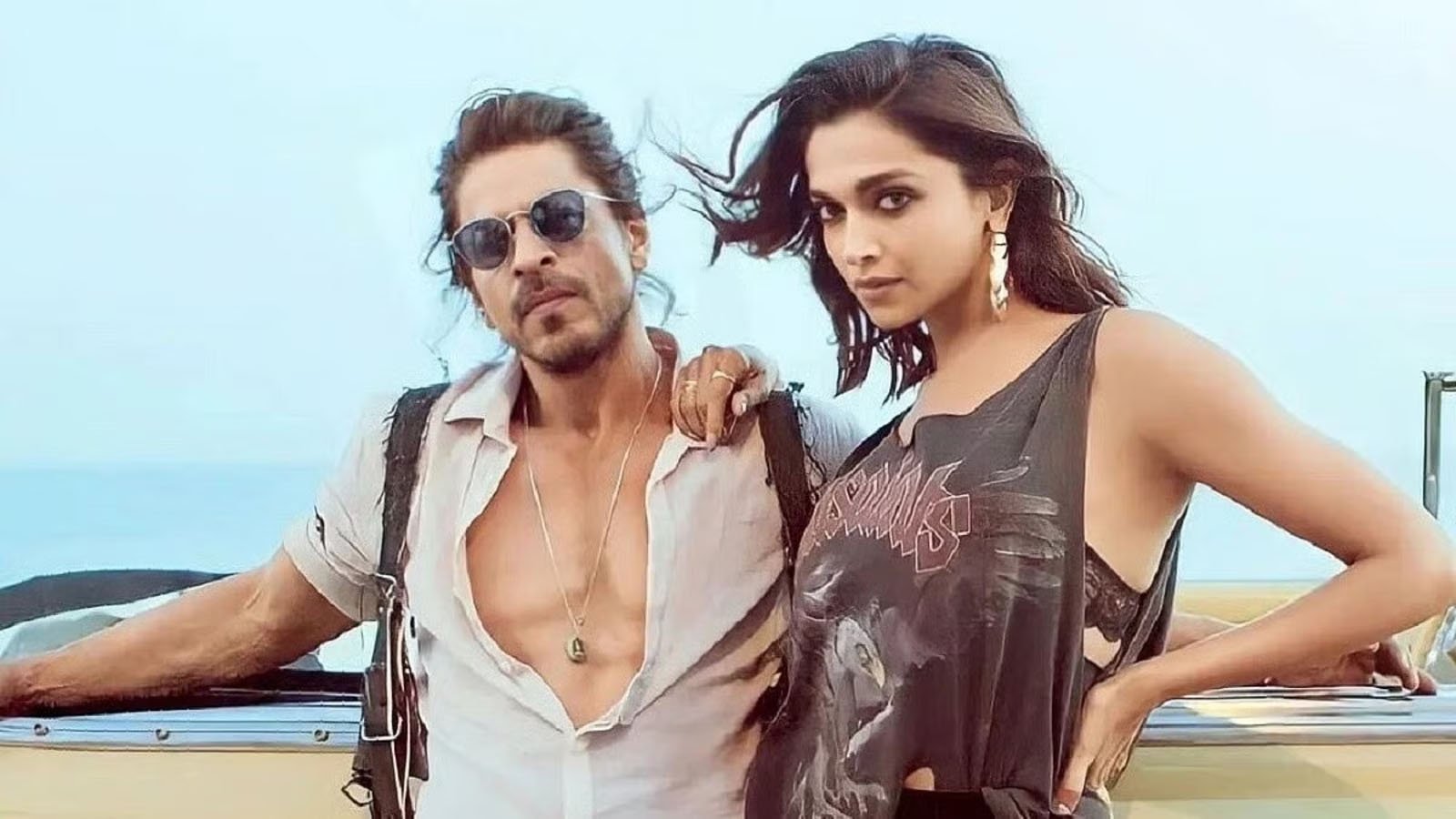 sarukh_deepika1_Dhakaprokash.jpg
