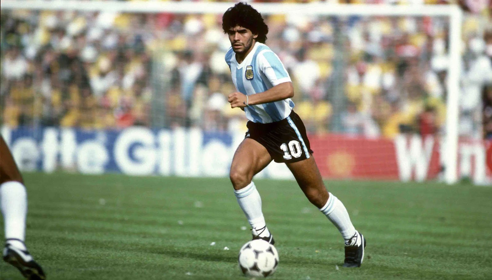 maradona2_Dhakaprokash.jpg
